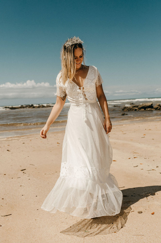 Jeune femme en robe de mariée