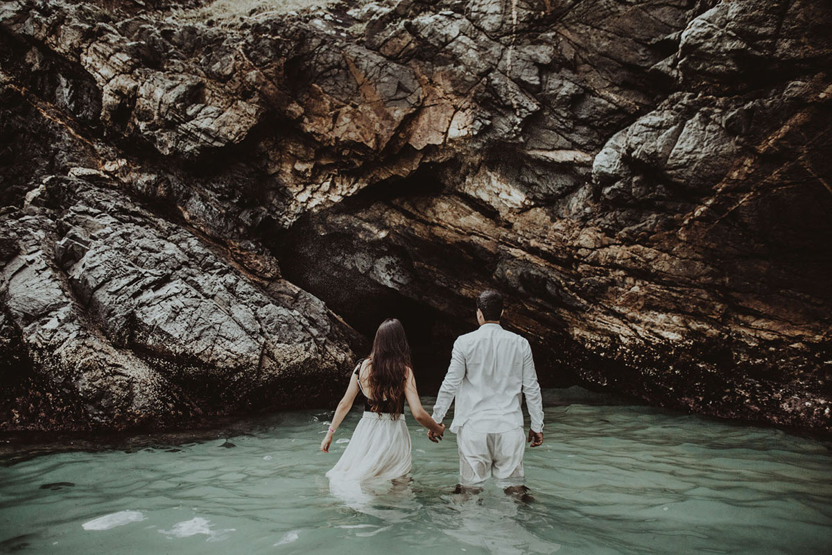 Jeunes mariés dans l'eau