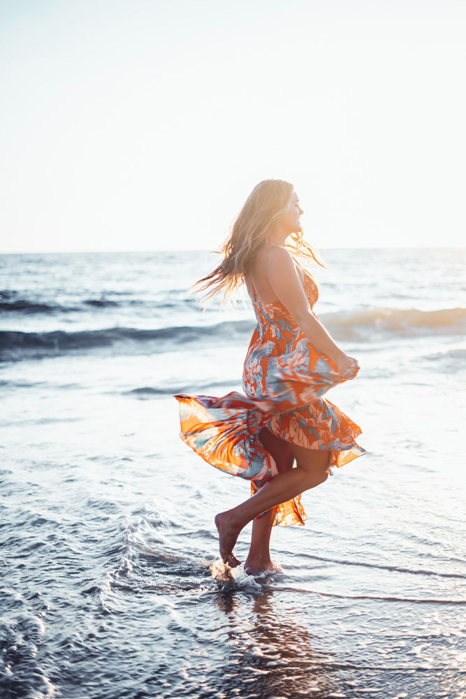 Portrait femme au bord de l'eau