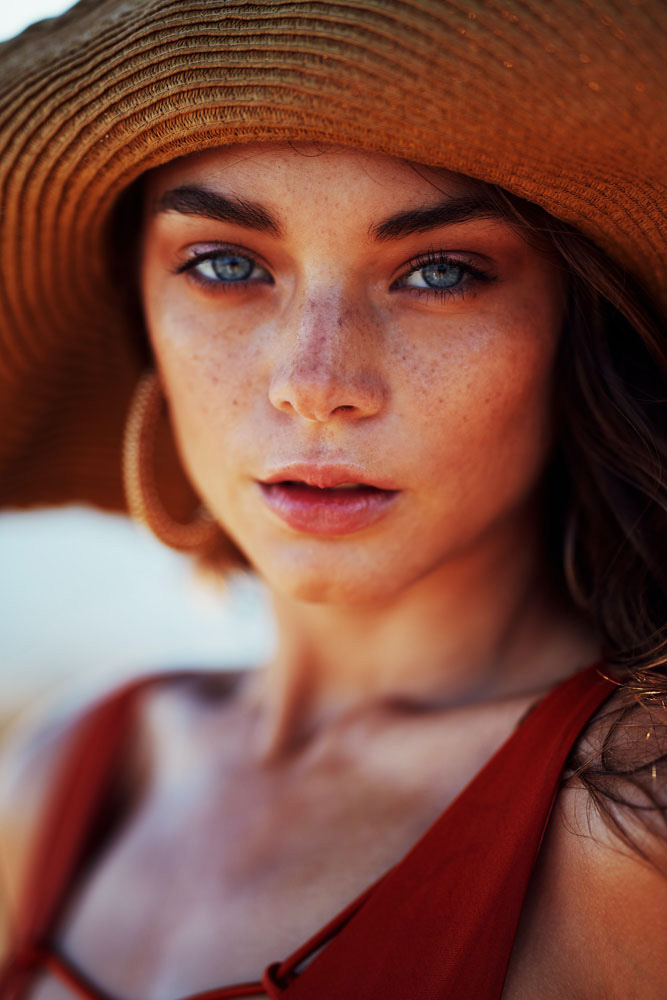 Portrait femme avec chapeau