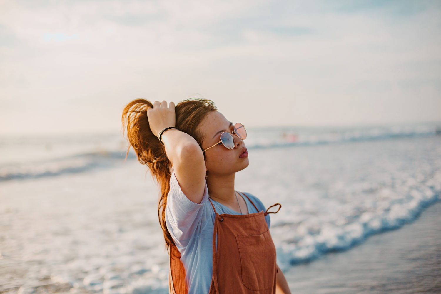 Portrait femme qui se recoiffe