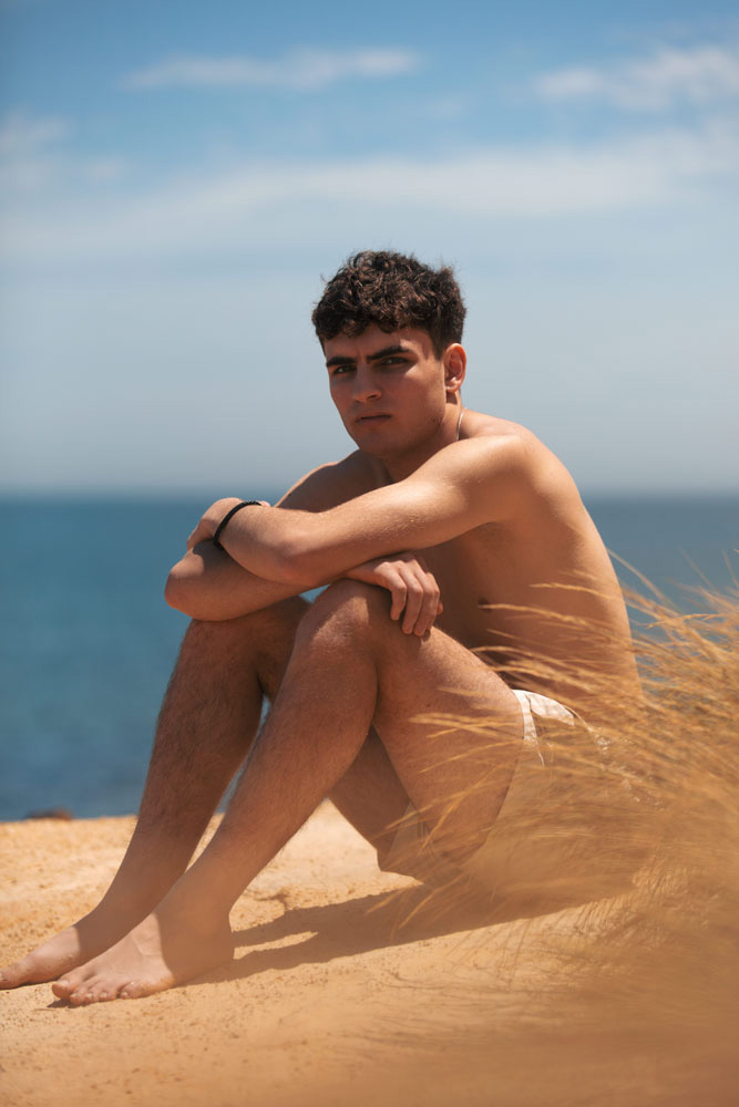 Portrait homme assis sur le sable