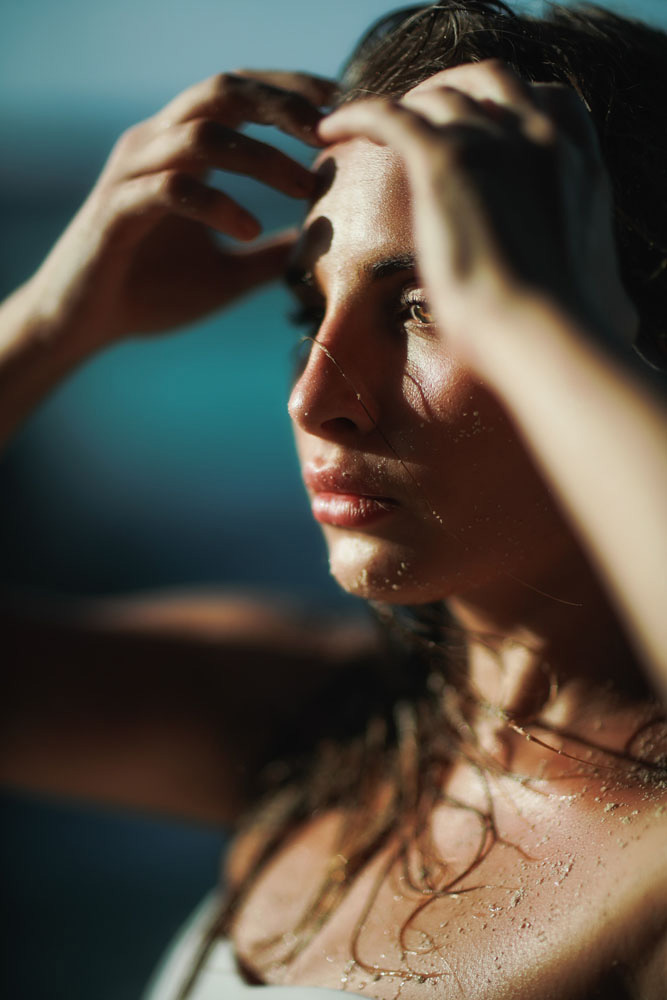 Portrait femme qui se recoiffe