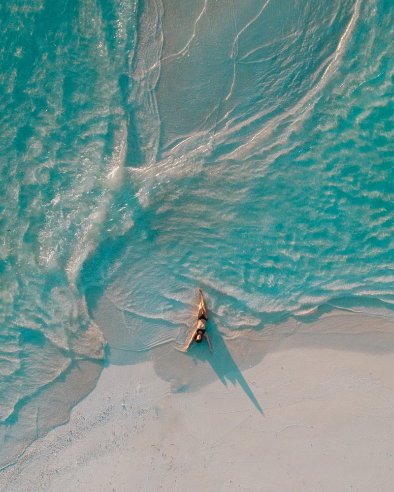 Jeune femme allongée sur le sable