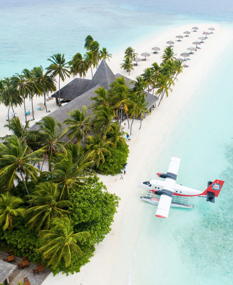 Hydravion arrivant sur une île