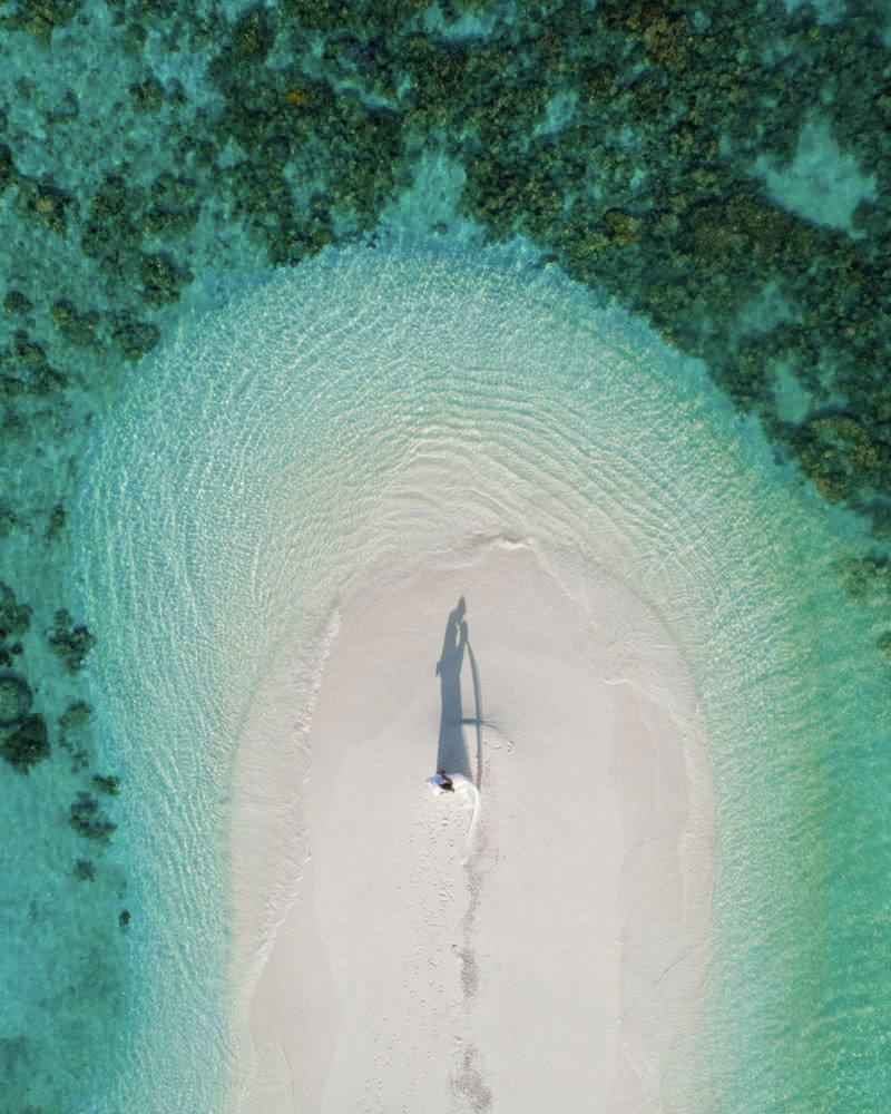 Femme qui marche sur le sable